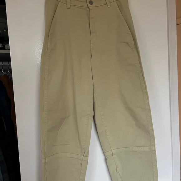 Everlane Women's Cropped Barrel Pants in Soft Green - Picture 4 of 6